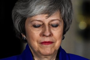 Britų premjerė atsisako atmesti „Brexit“ be sutarties galimybę
