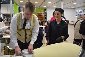 Berlyne supjaustė milžinišką lietuvišką sūrį: vokiečiai veržėsi paragauti skanėsto