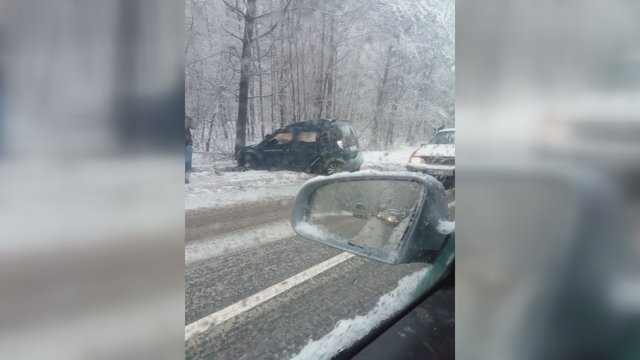 Sniegas pasėjo pavojų keliuose: nufilmavo didelę avariją Vilniuje