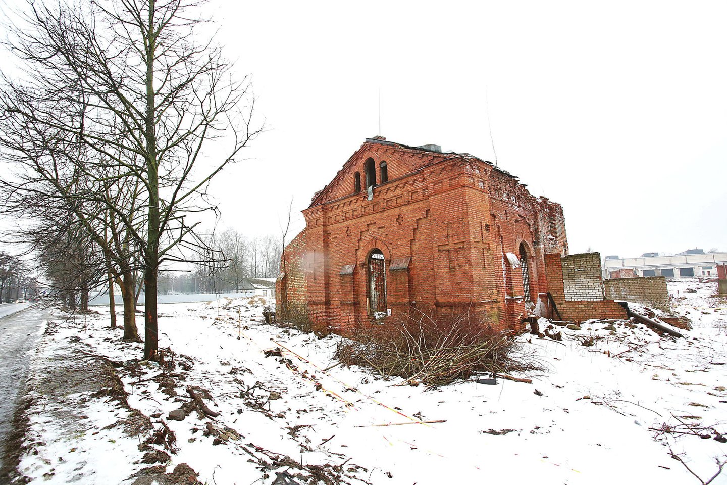 Policijos komisariato statybai skirtame žemės sklype Radvilėnų plente išliko 1928 metais statytos cerkvės fragmentas.<br>M.Patašiaus nuotr.