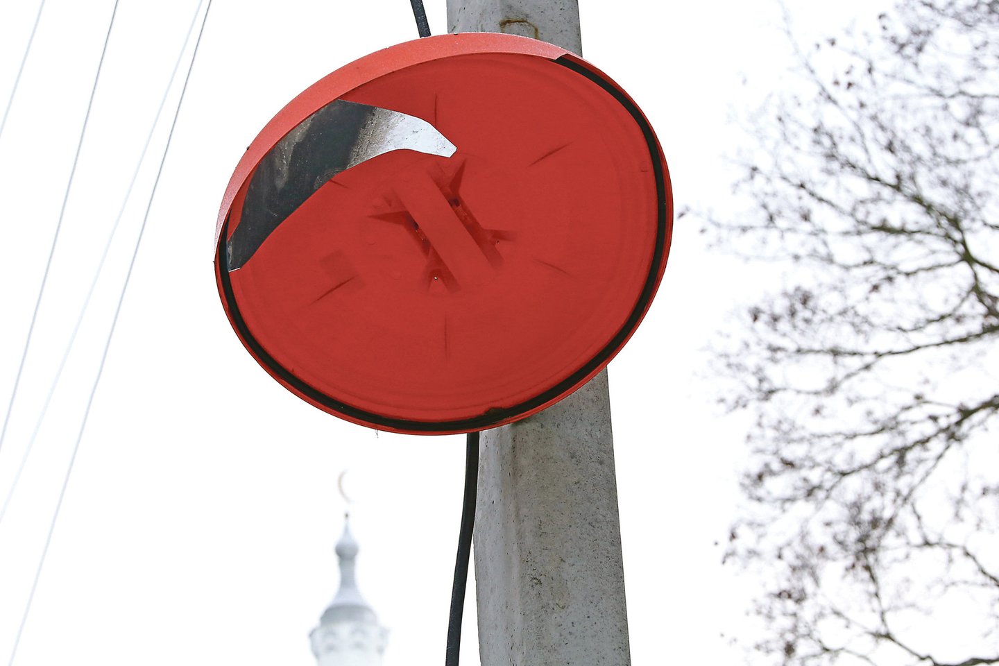 Sudaužytą veidrodį Krėvos gatvėje miesto savivaldybė ketina netrukus atstatyti.<br>M.Patašiaus nuotr.