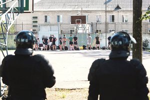 Kaliniai rojų už grotų kuria už savo pinigus