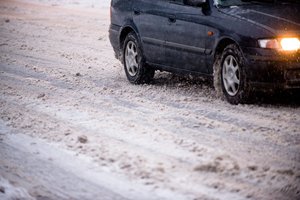 Įspėja vairuotojus: dėl snygio – sudėtingos eismo sąlygos Šilutėje ir Marijampolėje
