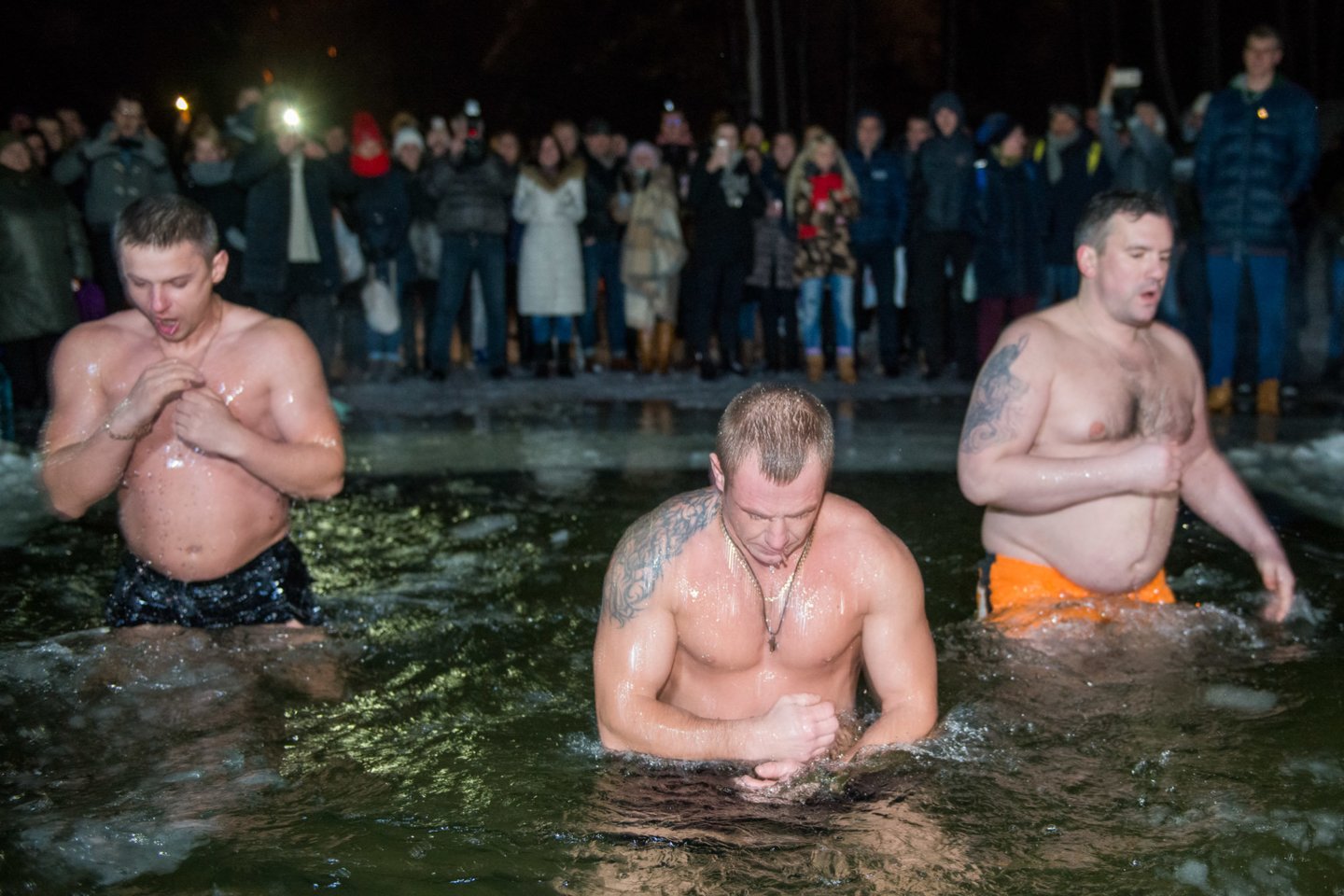 Naktį iš sausio 18 į sausio 19-ąją prie Žaliųjų ežerų rinkosi žmonės, patikėję stebuklinga vandens galia.<br>J.Stacevičiaus nuotr.
