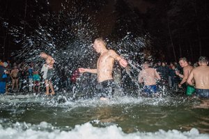 Ypatingos naktys, kai vanduo įgyja gydomųjų galių: dėl to žmonės neria į eketę