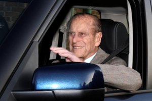 97 metų princas Philipas po avarijos vėl sėdo už vairo ir pažeidė taisykles