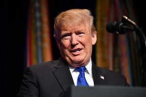 Gausiai sningant, D. Trumpas skundžiasi, kad JAV trūksta visuotinio atšilimo