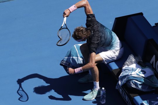 „Australian Open“ krito dar vienas favoritas: A. Zverevas emocijas liejo talžydamas raketę
