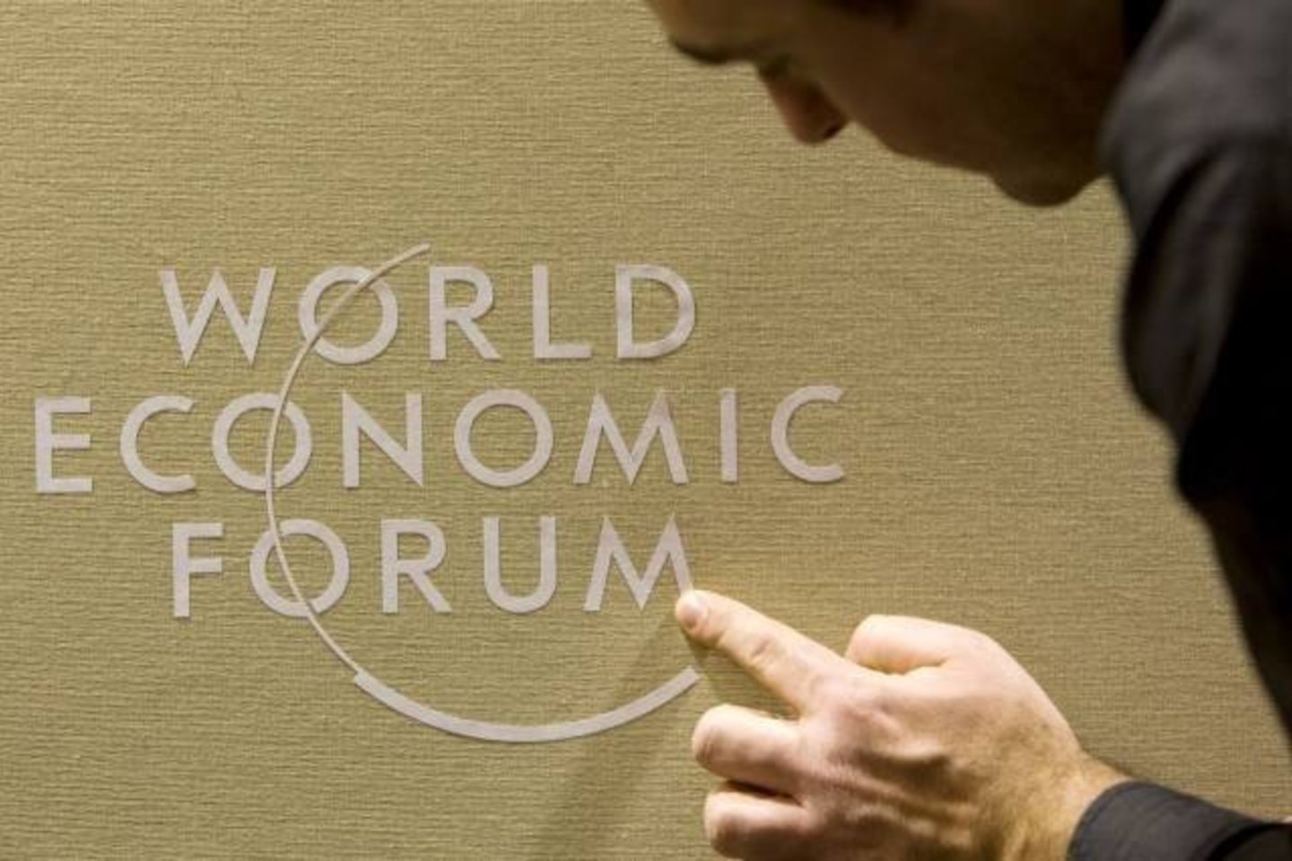 Pasaulio ekonomikos forumas, kuris vyksta elitiniame Šveicarijos alpių kurorte Davose,  seniai laikomas turtuolių sambūriu. Čia pasaulio būklė aptariama ne tik per viešas diskusijų sesijas, bet ir per daugybę pobūvių su šampanu ir ikrais.<br>Reuters/Scanpix nuotr.