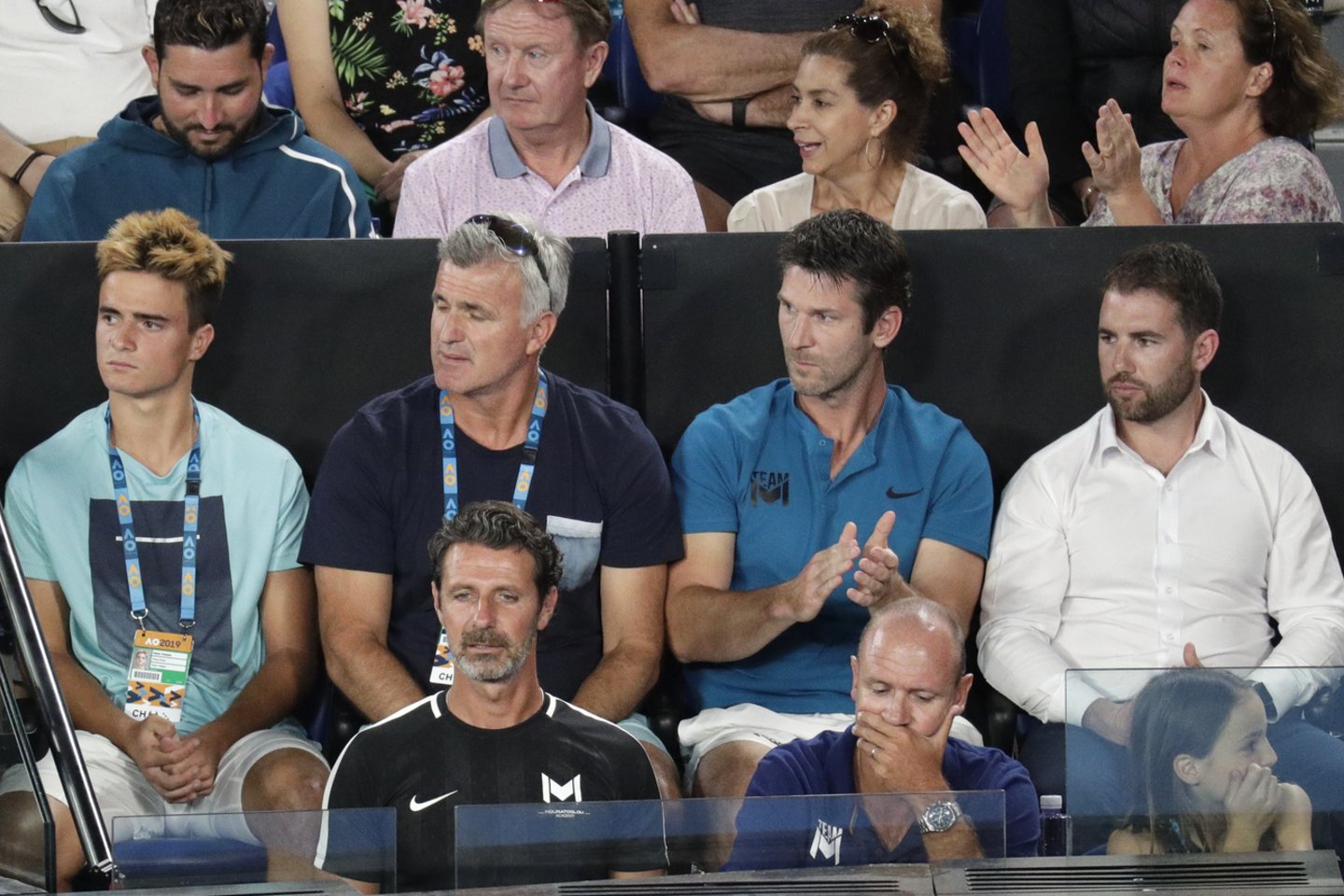  Serenos Williams treneris Patrickas Mouratoglou (apačioje kairėje) stebi S.Tsitsipo dvikovą su R.Federeriu.<br> AP nuotr.