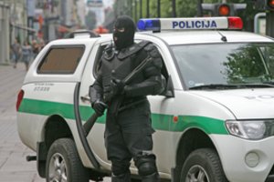 Pulkininkas murdėsi skundų pelkėje: į tarnybą – su šeimos nariais