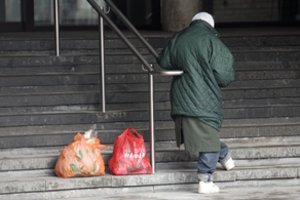 Pensijų skandalas tęsiasi: senjorams pinigų nepristatanti įmonė dar tik ieško darbuotojų