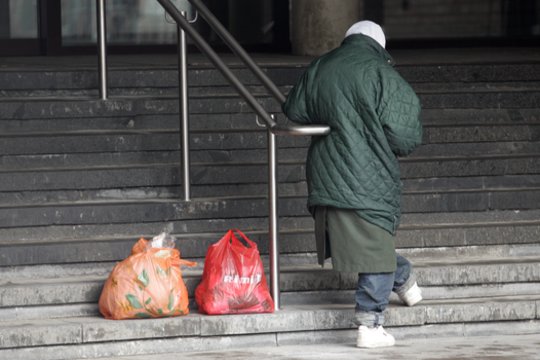 Pensijų skandalas tęsiasi: senjorams pinigų nepristatanti įmonė dar tik ieško darbuotojų