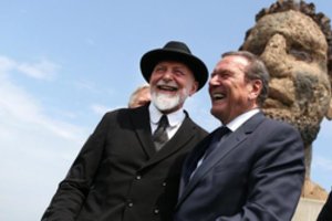 Dovanotam arkliui irgi žiūri į dantis: Martinas Lutheris su musėmis vokiečiams nepatiko