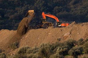 Ispanų gelbėtojai bando pasiekti gręžinį, kur prieš 8 dienas įkrito 2 metų vaikas 