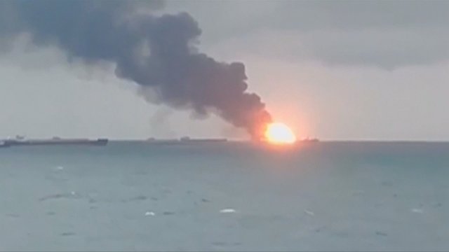 Vaizdai iš Kerčės sąsiaurio: per sprogimą užsiliepsnojo du laivai, žuvo 11 žmonių