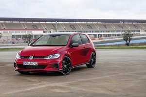 „Volkswagen“ pagal lenktynėse naudojamą „Golf GTI“ paruošė galingiausią versiją