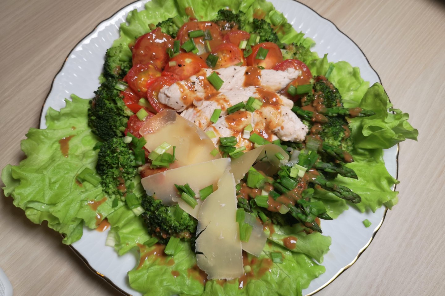  Šiltos brokolių salotos su vištiena.<br> Laidos „Virtuvės revizija“ stop kadras.