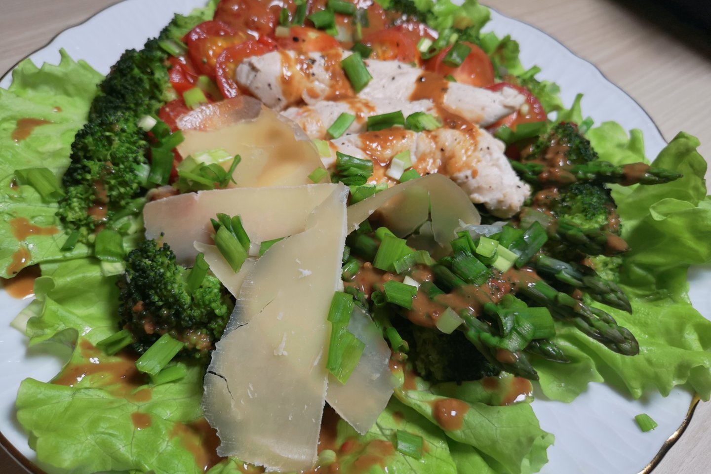  Šiltos brokolių salotos su vištiena.<br> Laidos „Virtuvės revizija“ stop kadras.