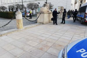 Sumaištis Varšuvoje: vyras automobiliu taranavo prezidentūros vartus