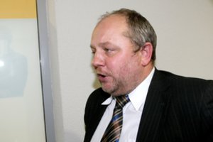 Girtas prie vairo sėdęs buvęs Seimo narys Gintautas Mikolaitis mokės 3 tūkst. eurų