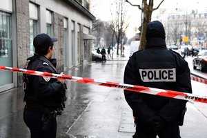 Paryžiuje po banko ginkluoto apiplėšimo ieškoma kelių įtariamųjų