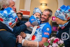 Į Lietuvą grįžo Dakaro ralyje susižalojęs Balys Bardauskas: skausmą užgožė susitikimas su šeima