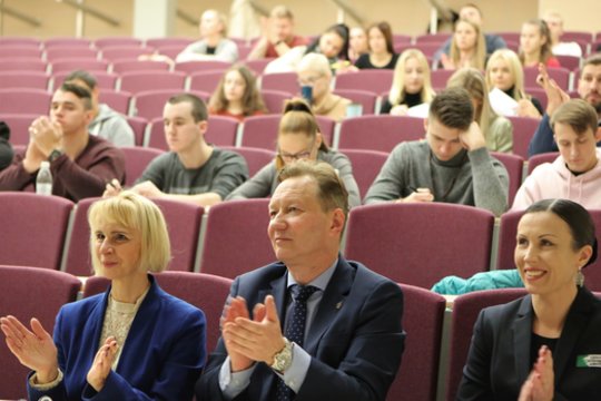 Klaipėdos universiteto rektoriaus rinkimai – Artūrui Razbadauskui konkurentai į nugarą nealsuoja 