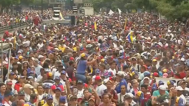 Neramumai Venesueloje tęsiasi: opozicijos lyderis pasiskelbė prezidentu