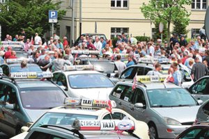 Tūpsnis prieš „Uber“ sukėlė protestų ir įtarimų bangą