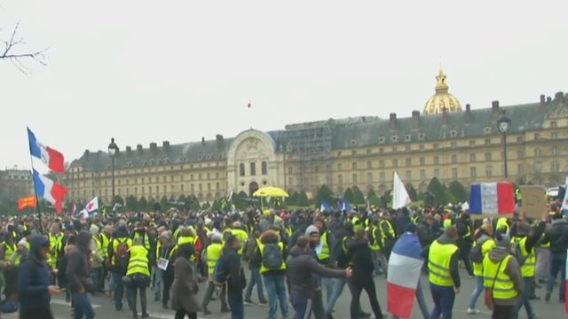 Netikėtas Prancūzijos protestuotojų sprendimas suskaldė visuomenę