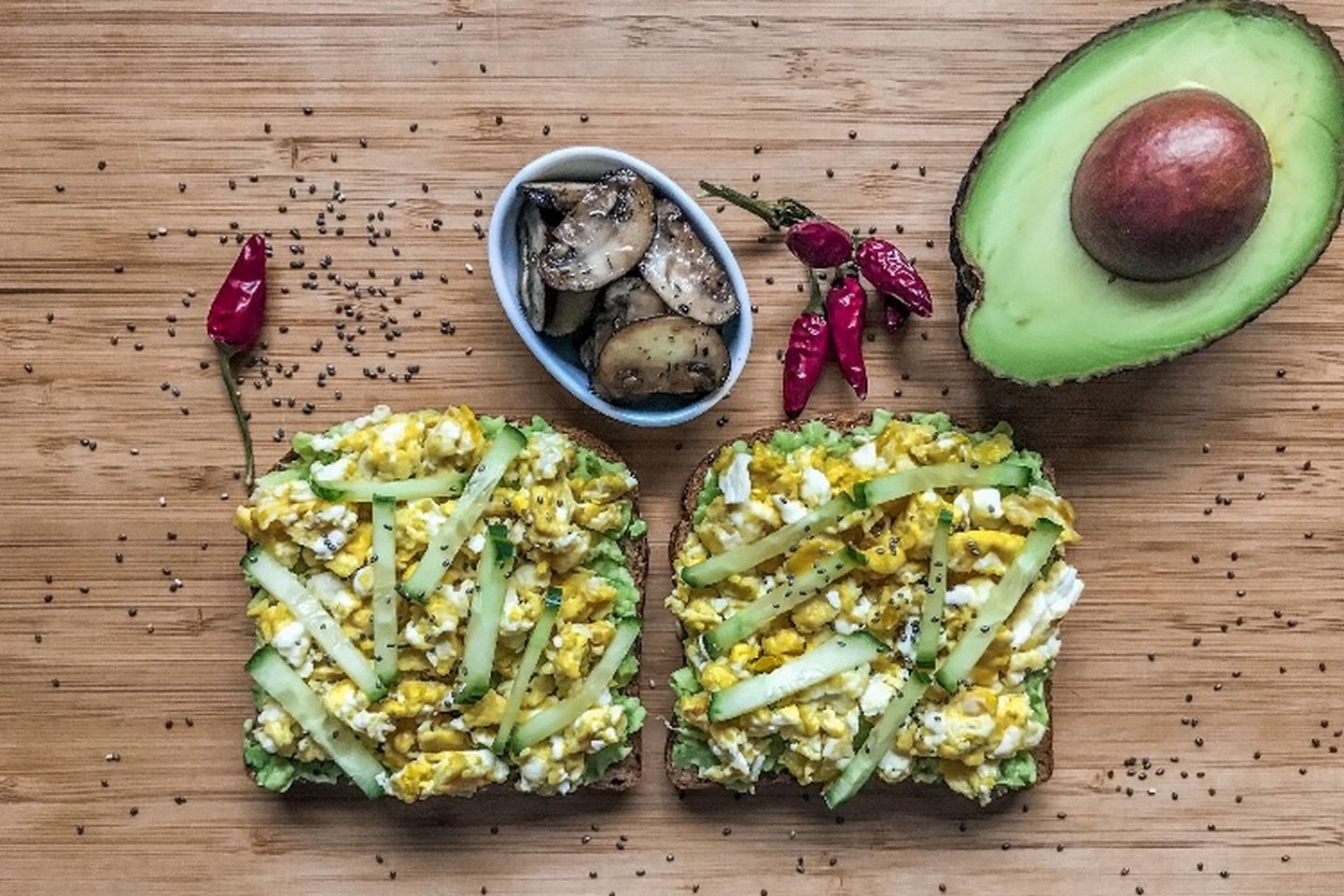Pusryčių sumuštiniai su omletu, avokadu ir kepintais pievagrybiais.<br>„Food for soul“ nuotr.
