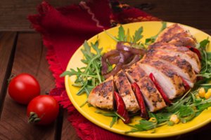 Keletas patarimų padės iškepti gerokai gardesnę vištos krūtinėlę