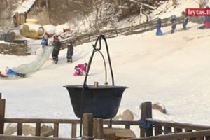 Lauko darželyje vaikai nebijo šalčių – ant laužo verda kompotą