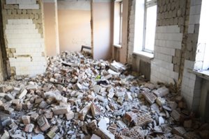 Ukmergės r. ant žmonių užvirto mūrinė siena, vienas žuvo