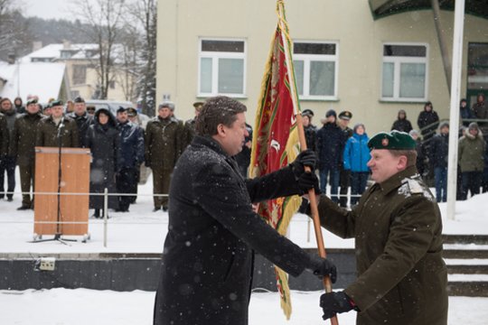 Lietuvos karo akademijos vėliava perduota naujam jos vadovui J. Kačergiui