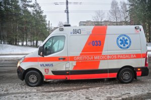 Vilniuje BMW partrenkė per raudoną šviesą gatvę kirtusią pėsčiąją