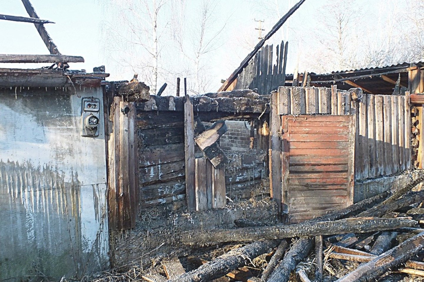 Vidury dienos užsiliepsnojo ūkinis pastatas.