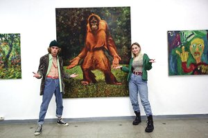 Tarp geriausių kūrinių įsitaisė šimpanzė. Kodėl ji klausia: „Ką daryti?“