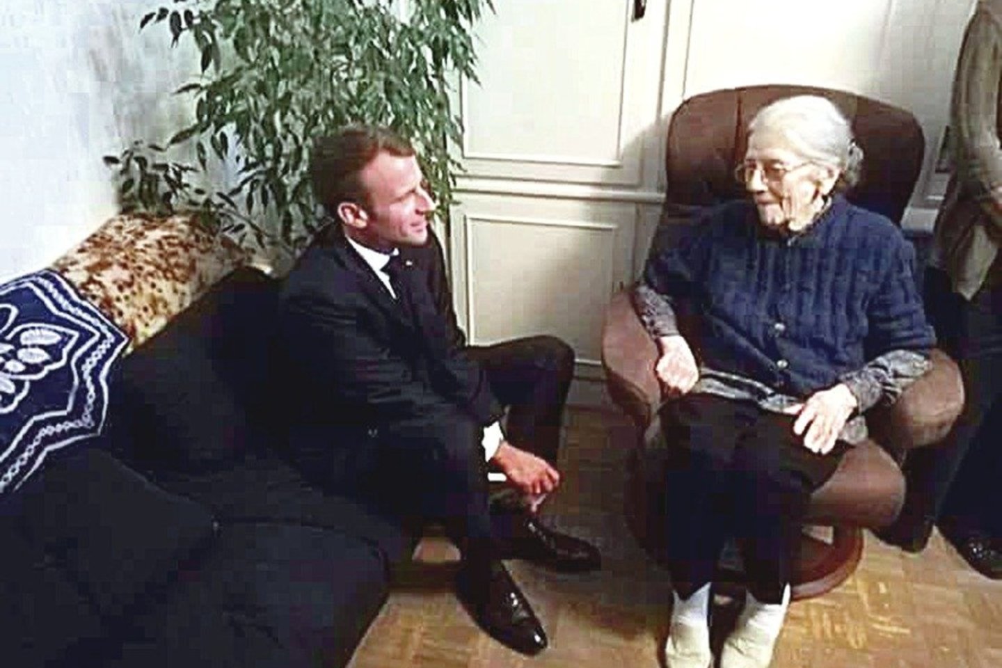 Prezidentas E.Macronas apsilankė J.Audin namuose ir paprašė atleidimo.