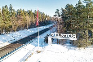 Atvykstančius į Vilnių pasitinka įspūdingo dydžio vėliavos 