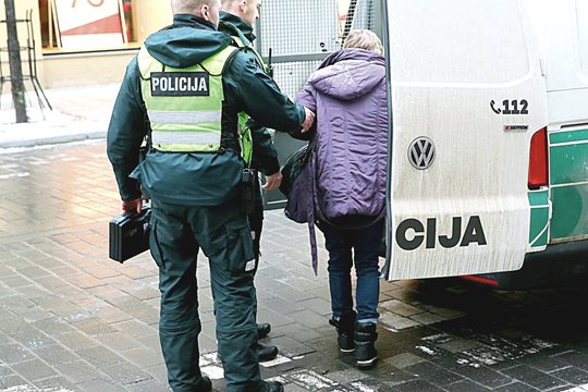 Girtą restorano indų plovėją žadino ir medikai, ir pareigūnai 