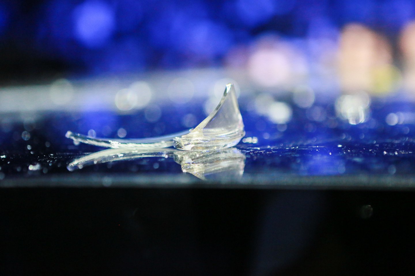  Renginio metu nukritus lempai ant scenos pažiro stiklo šukės.<br> G.Bitvinsko nuotr.