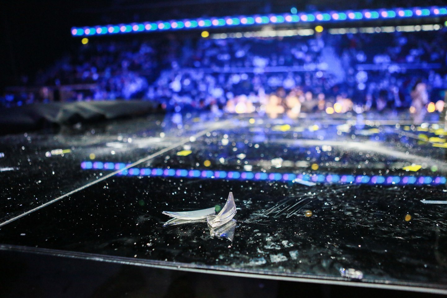  Renginio metu nukritus lempai ant scenos pažiro stiklo šukės.<br> G.Bitvinsko nuotr.