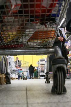 Estijoje du ginkluoti jaunuoliai užpuolė parduotuvės lankytojus