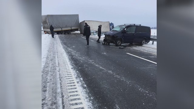 Avarija kelyje „Via Baltica“: autobusas kliudė sunkvežimį, sužeistas vaikas