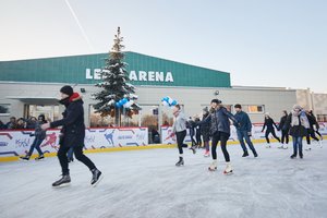Kaune atidaryta ledo aikštelė po atviru dangumi