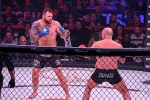 Amerikietis R. Baderis per 35 sek. nokautavo „Imperatoriumi“ vadinamą rusą F. Jemeljanenką