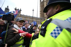 Britų vyriausybė gali atsisakyti parlamentarų atostogų, kad būtų priimti „Brexit“ įstatymai