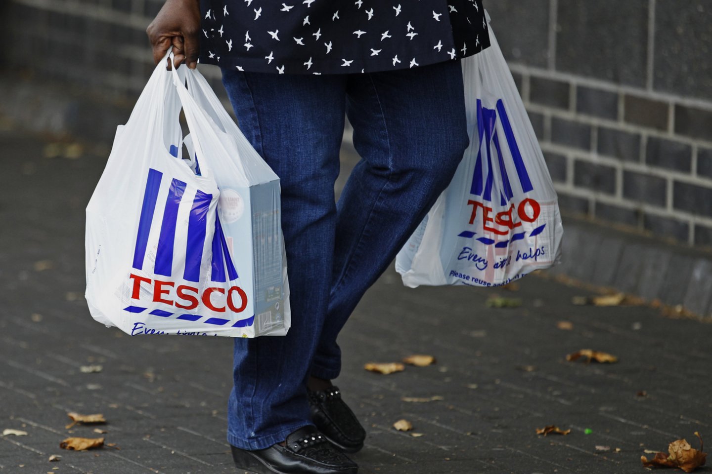  Didžiausia Didžiosios Britanijos mažmenininkė „Tesco“ savo 732 parduotuvėse gali uždaryti mėsos, žuvies ir kulinarijos skyrius, o dėl to gali būti panaikinta iki 15 tūkst. darbo vietų, rašo britų dienraštis „The Daily Mail“, remdamasis informuotais šaltiniais. <br>Reuters/Scanpix nuotr.